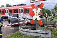 S-Bahn erfasst Pkw 01.07.2020 (Foto: FF Arget)